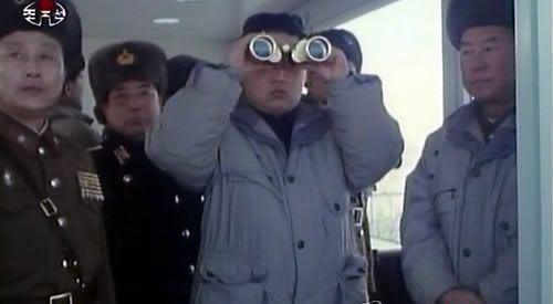 朝鮮接班人金正恩倒著拿望遠鏡出洋相